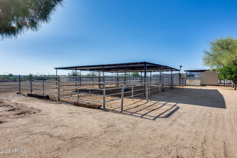 6-stall mare motel with water