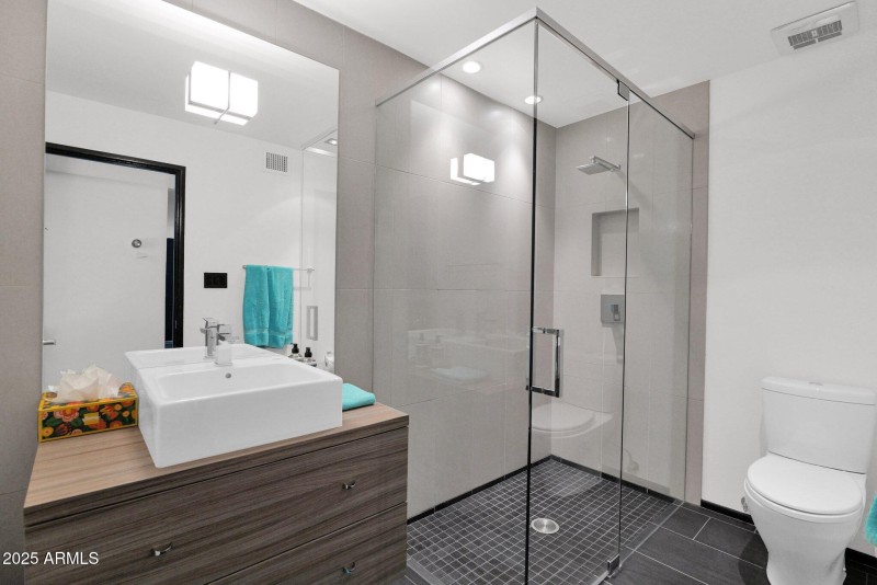 Fully renovated hall bath