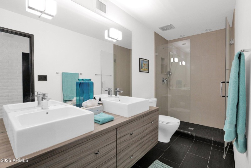 Roomy fully renovated Bathroom