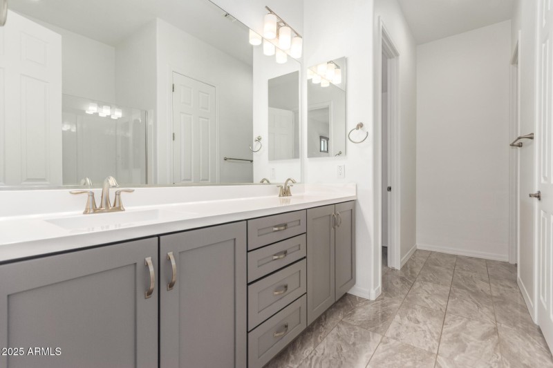 Primary bedroom bathroom