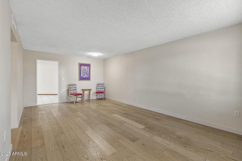 06_13671_N_111th_Ave6_mls