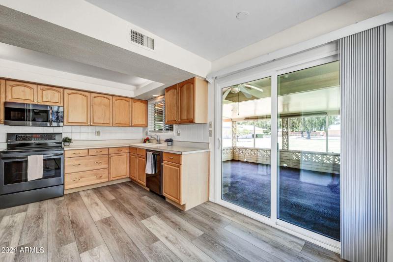 Eat-in Kitche newer appliances - 103rd