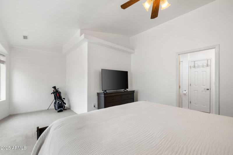 17-Primary Bedroom (3)