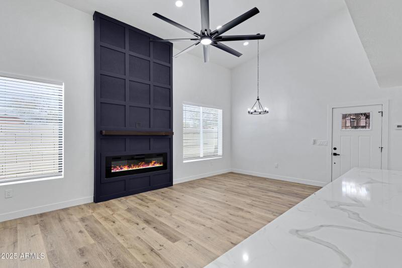 2708 E Roosevelt St-9