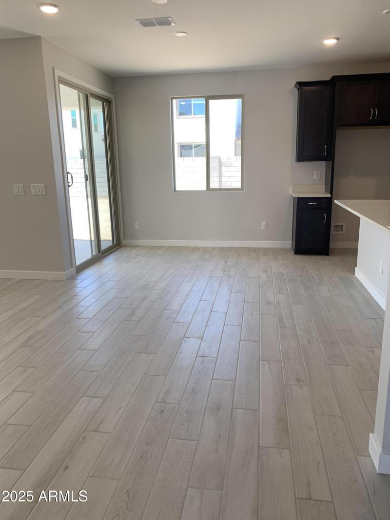 Mar Lot 5 - Dining Area