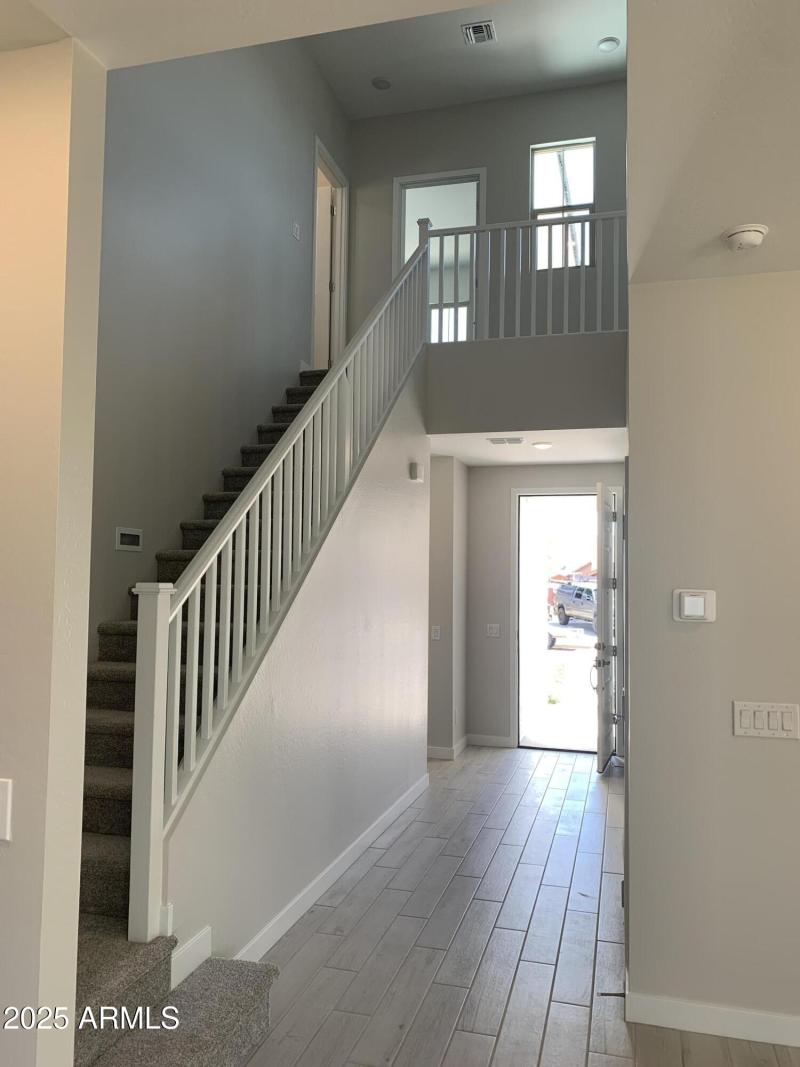 Mar Lot 5 - Entrance & Staircase