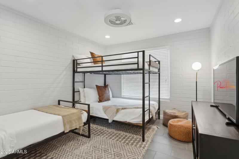 32-print-1142-e-tempe-dr