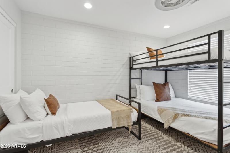 33-print-1142-e-tempe-dr