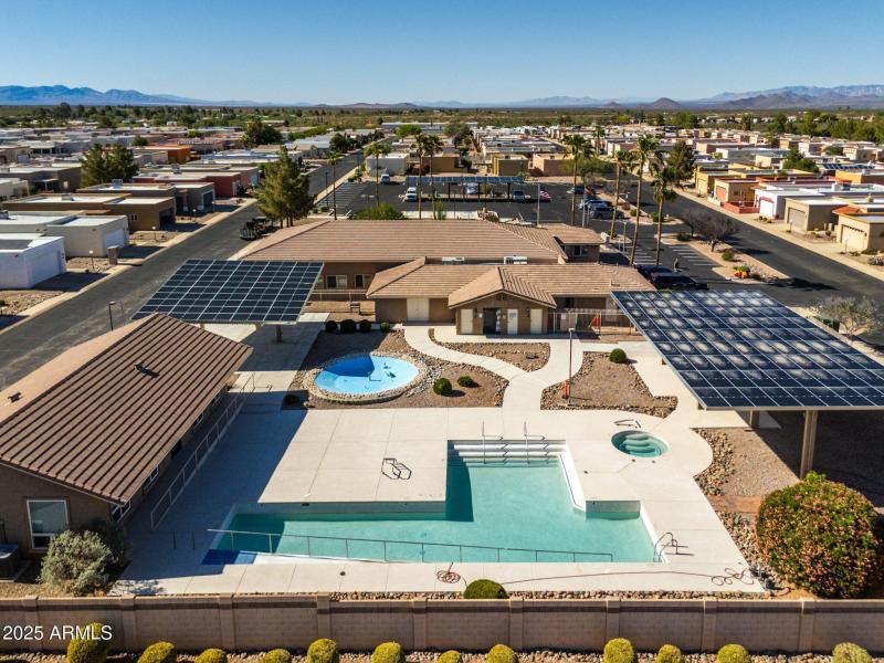 Clubhouse w/pool and spa