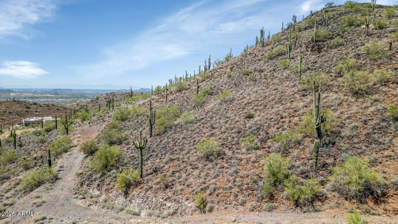 18XX W Sentinel Rock Rd-large-015-005-18