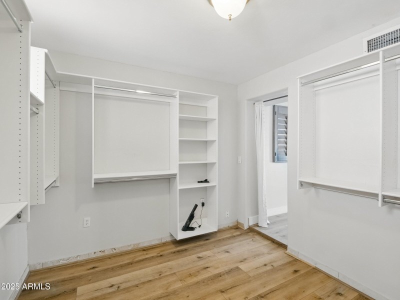 na 67 2nd m large walk in 6-25