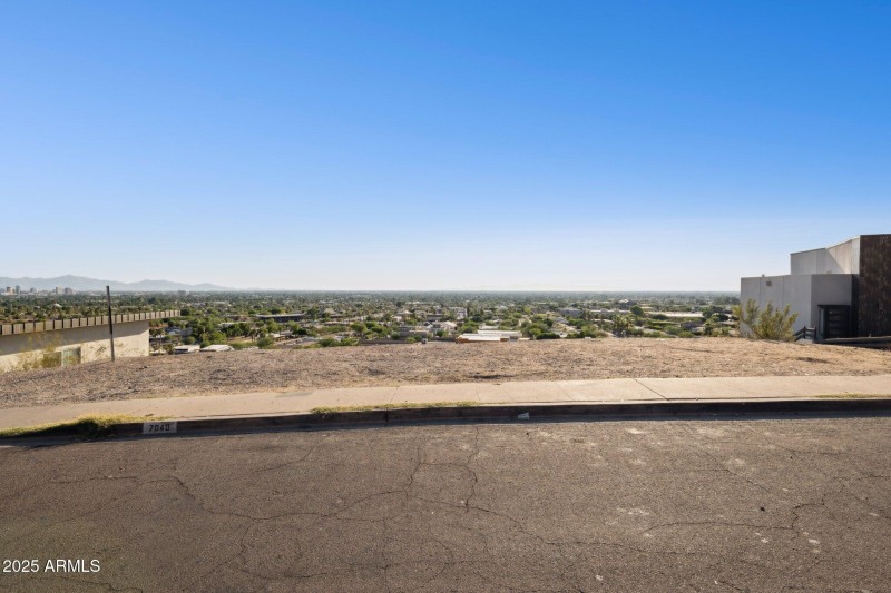 2-web-or-mls-7040-north-23rd-pl