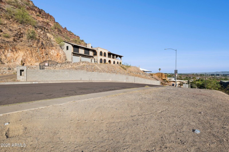 5-web-or-mls-7040-north-23rd-pl