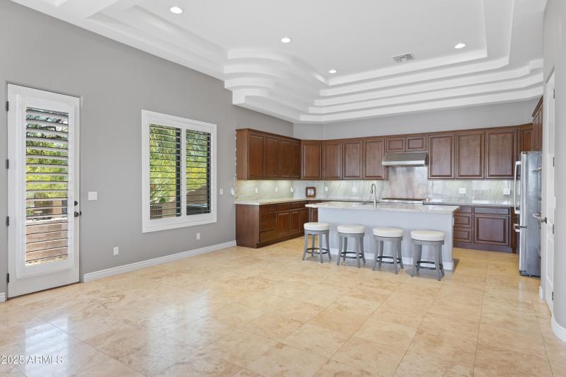 Kitchen w/ Breakfast Bar