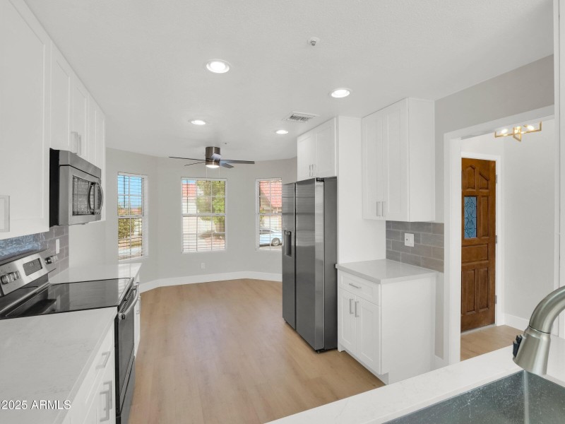 na 113 large eat in kitchen 6-25