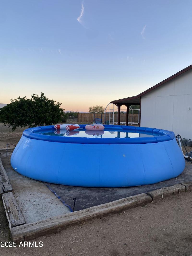 Above-ground pool conveys!