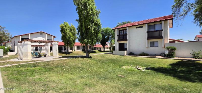 Front & Side Yard (4)