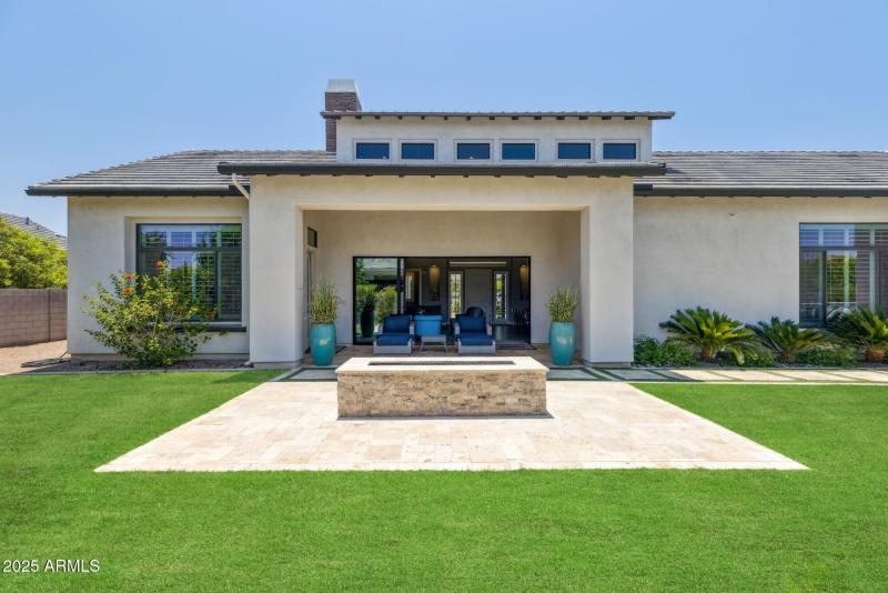 FREE-STANDING GAS FIREPLACE