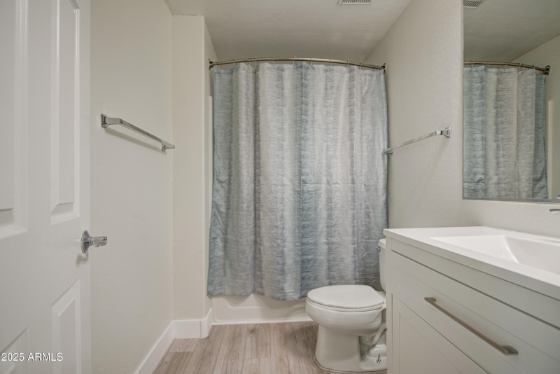 Bathroom 1-pic 1