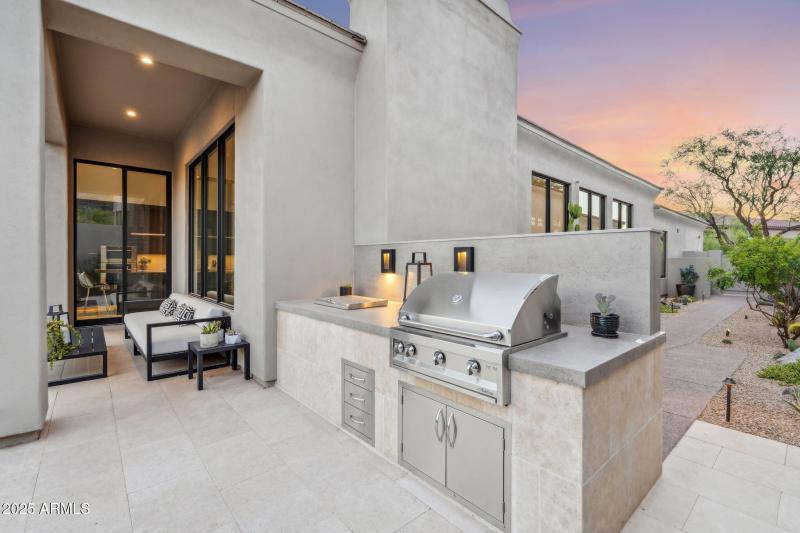 Gas grill & Outdoor Cooking Area