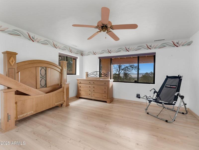 039_lower level bedroom