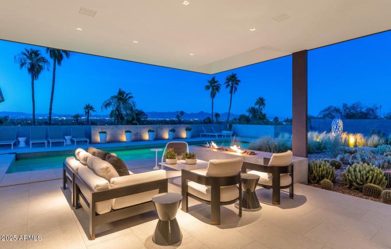 4446 E Mockingbird Ln-large-011-056-4446