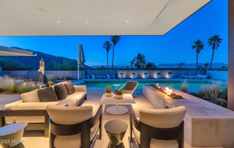 4446 E Mockingbird Ln-large-017-049-4446