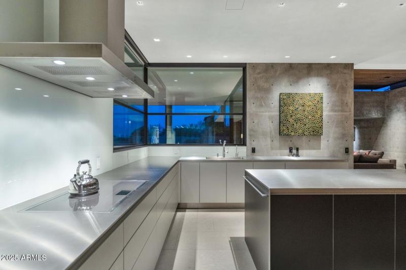 4446 E Mockingbird Ln-large-027-038-4446