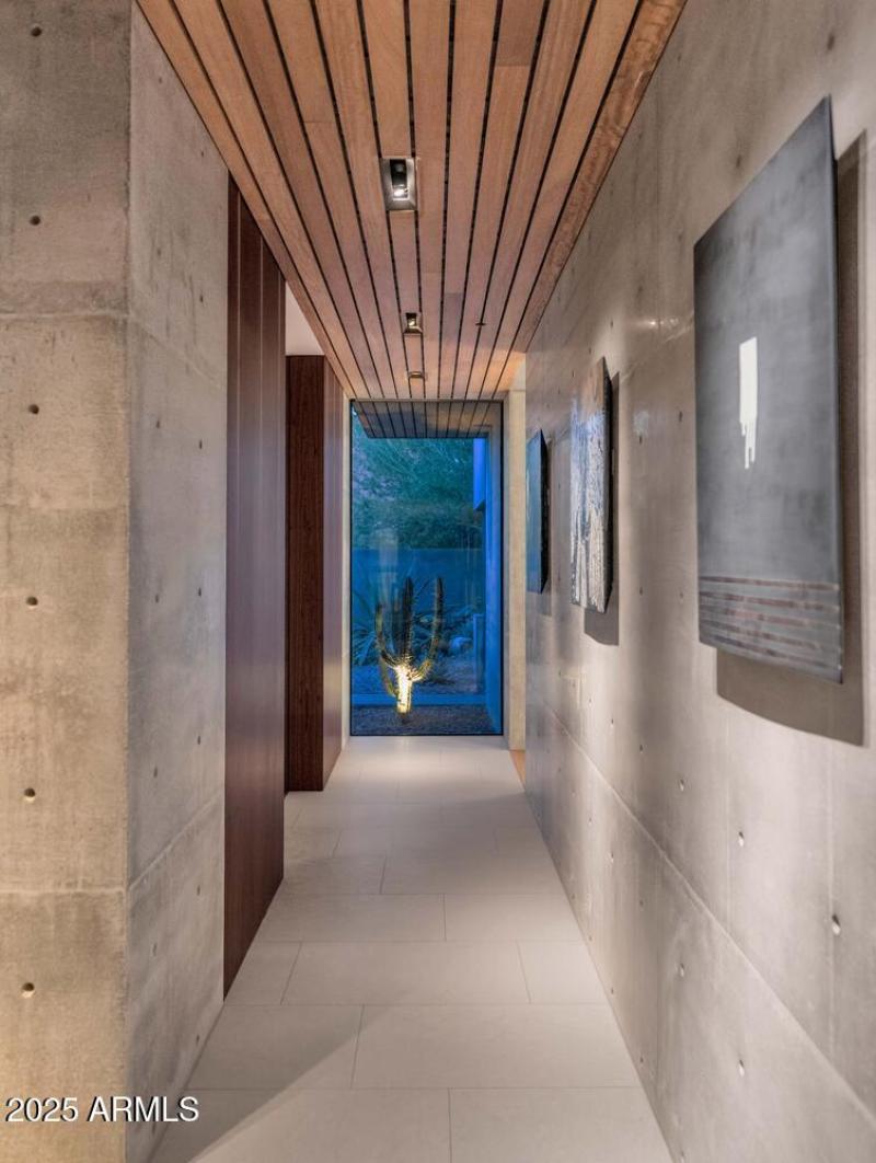 4446 E Mockingbird Ln-large-033-012-4446