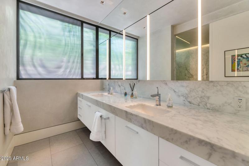 4446 E Mockingbird Ln-large-040-069-4446