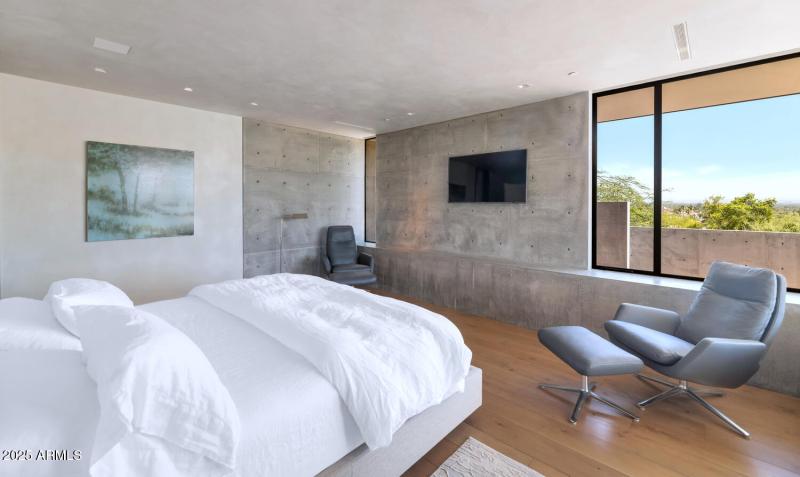 4446 E Mockingbird Ln-large-044-011-4446