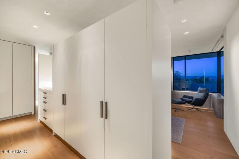 4446 E Mockingbird Ln-large-046-027-4446