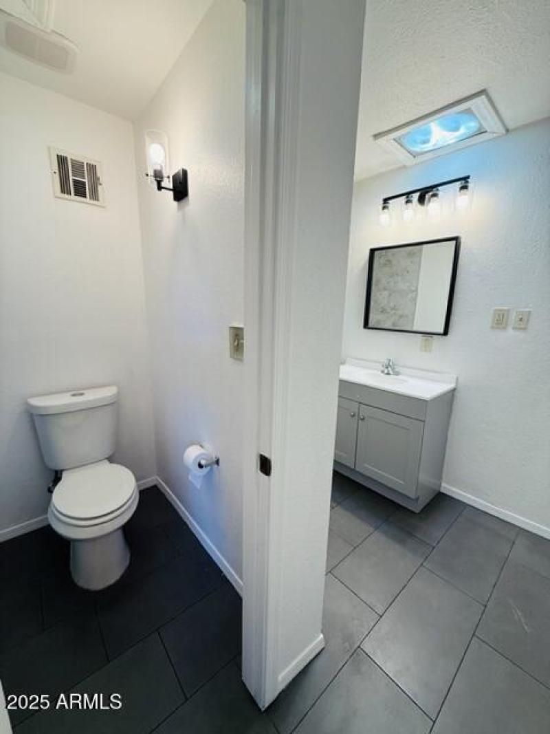 4517 Grandview - Guest Bathroom 2.1