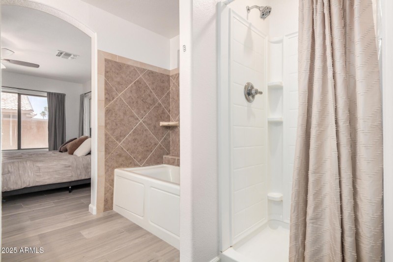 Ensuite jacuzzi Tub & walk in Shower