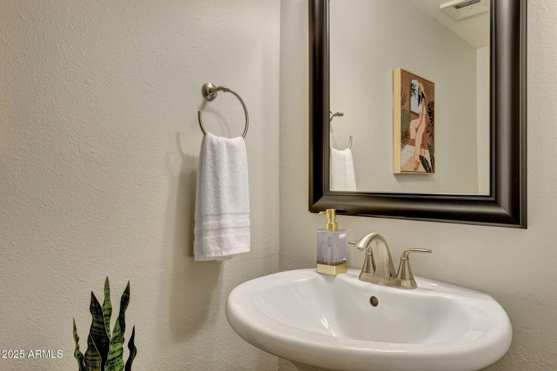 19-web-or-mls-6833-e-osborn-rd-e