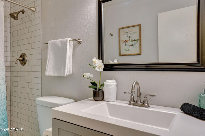 31-web-or-mls-6833-e-osborn-rd-e