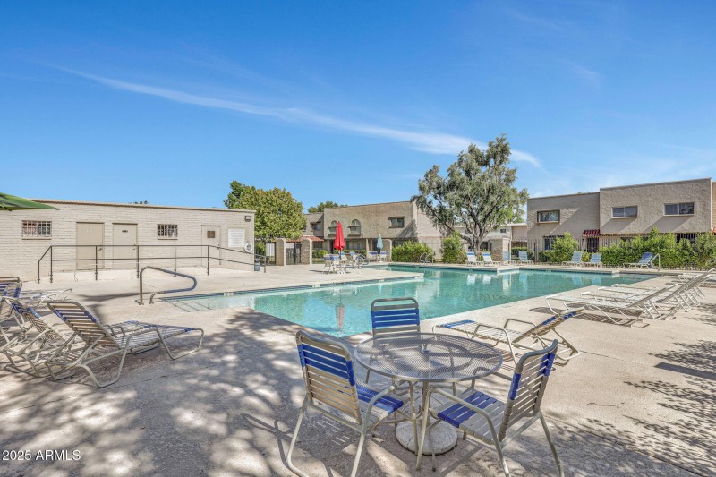 38-web-or-mls-6833-e-osborn-rd-e