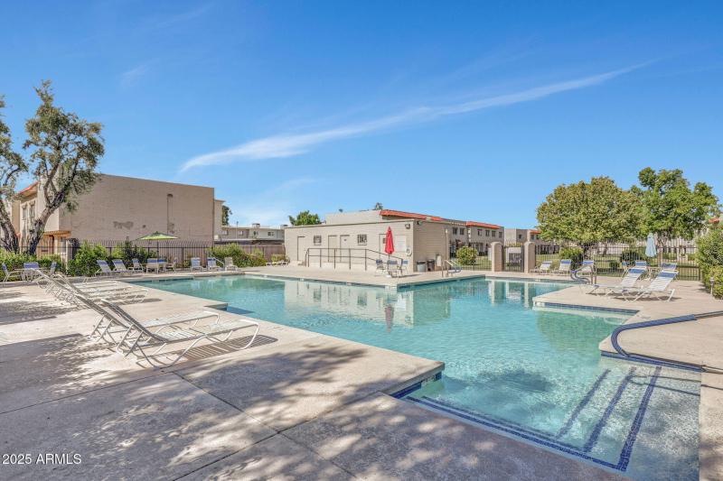 39-web-or-mls-6833-e-osborn-rd-e