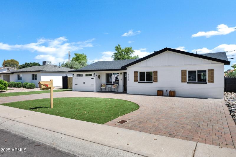 Large brick Circle Driveway!