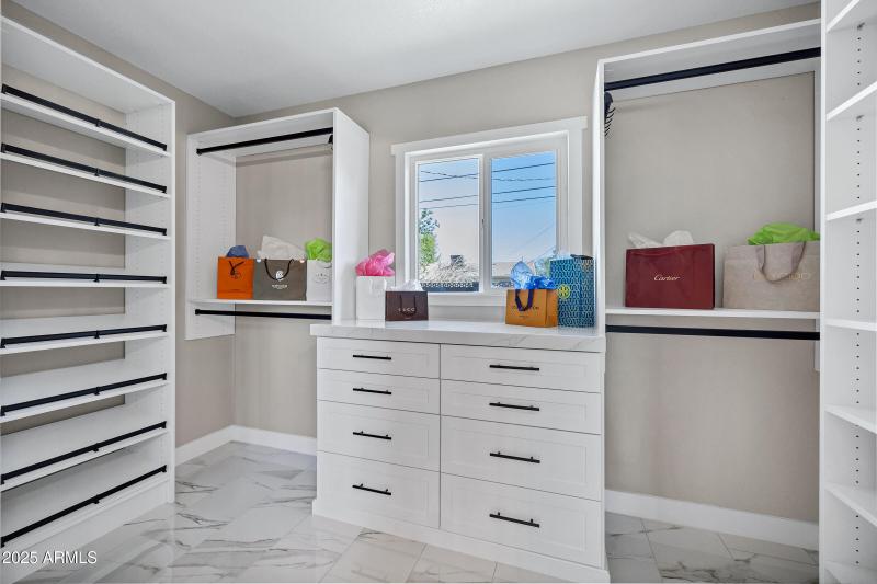 2509 E Meadowbrook Ave-29