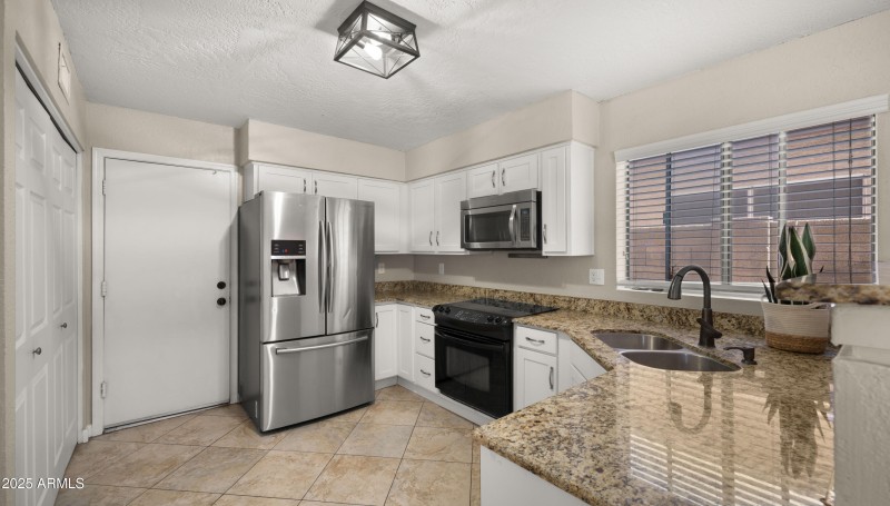 Kitchen w/ Breakfast Bar