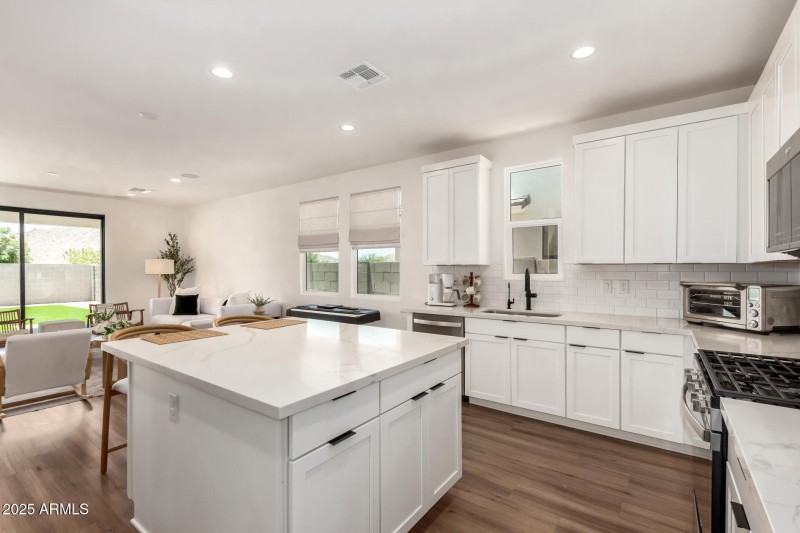 Beautiful quartz counters & large island