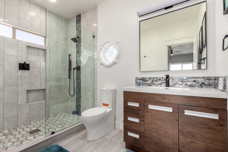 Upstairs 2nd Master En Suite Bathroom