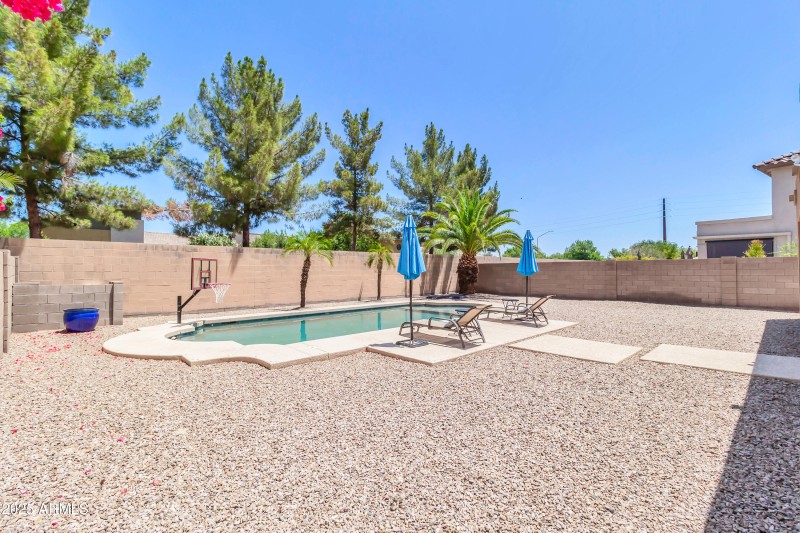 742 E Kingbird Dr-56