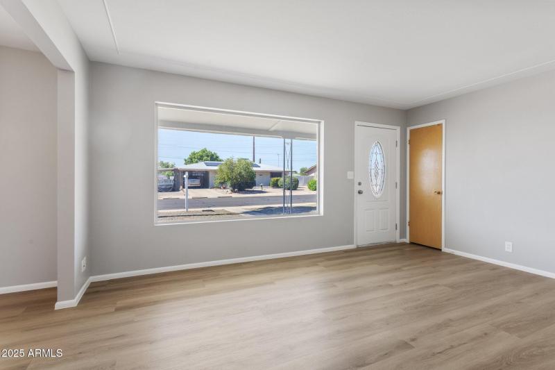 5-web-or-mls-5455-e-baltimore-st