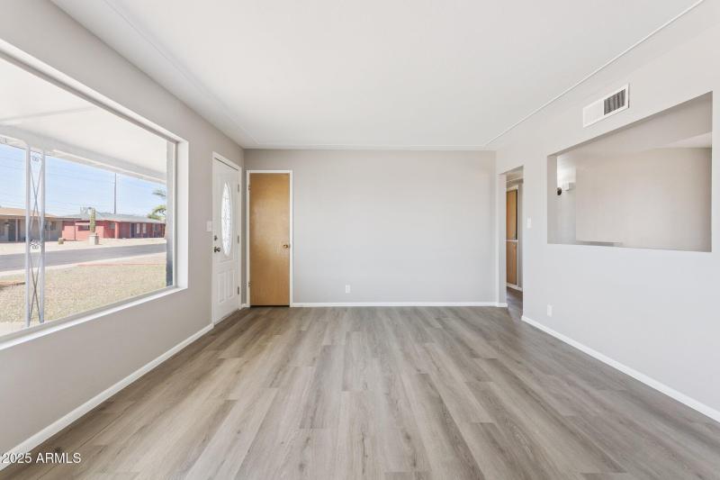 7-web-or-mls-5455-e-baltimore-st