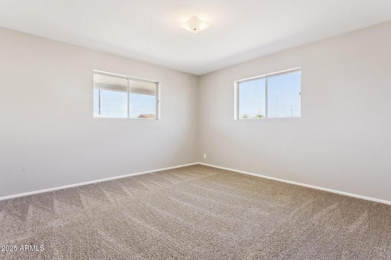 20-web-or-mls-5455-e-baltimore-st