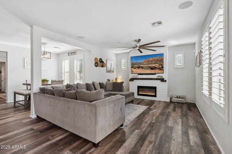 Family Room w/Gas Fireplace