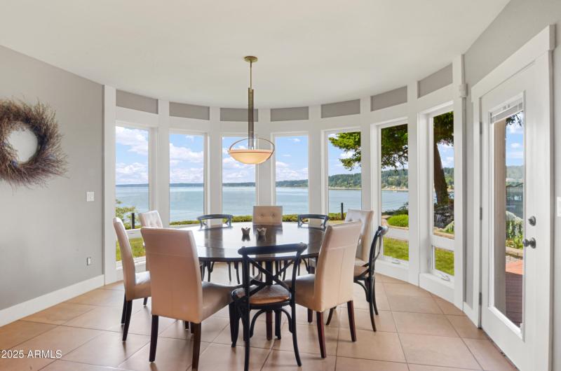 4-Dining-Room-with-View