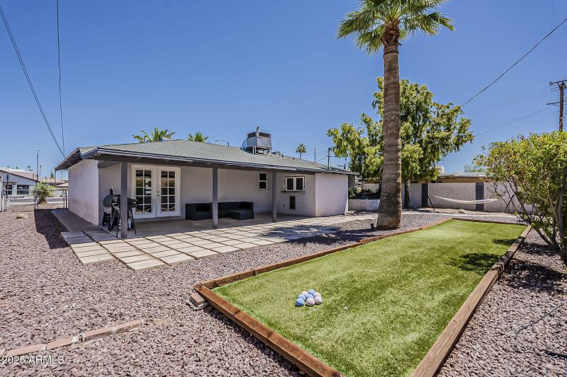 LARGE BACK YARD SPACE